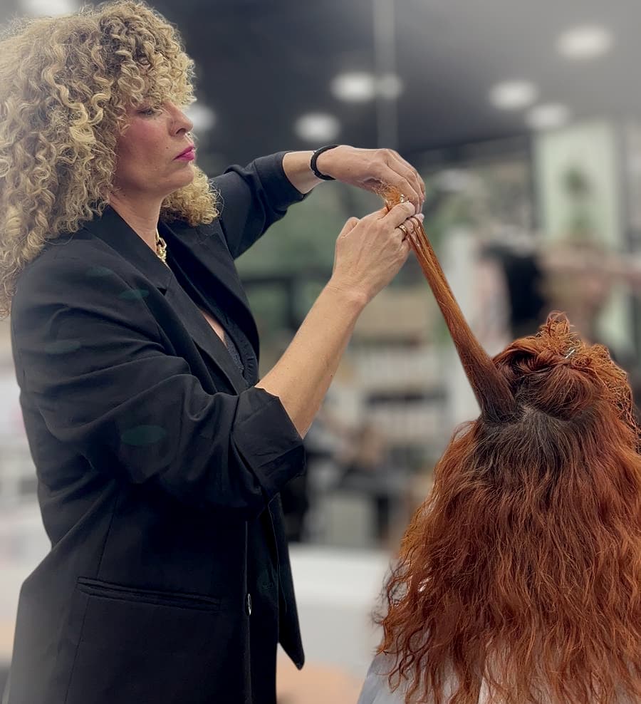 Maricruz trabajando el rizo en el salón Alma Rizo, Tarragona